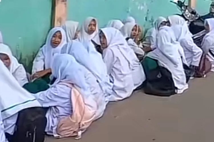 Penyegelan Sekolah Al Washliyah oleh Pemkab Deli Serdang Viral, Siswa Terpaksa Belajar di Tepi Jalan
